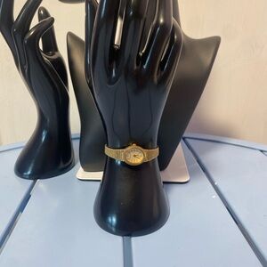 Vintage Armitron Ladies Gold Tone Oval Quartz Watch Metal Bracelet Japan Movt